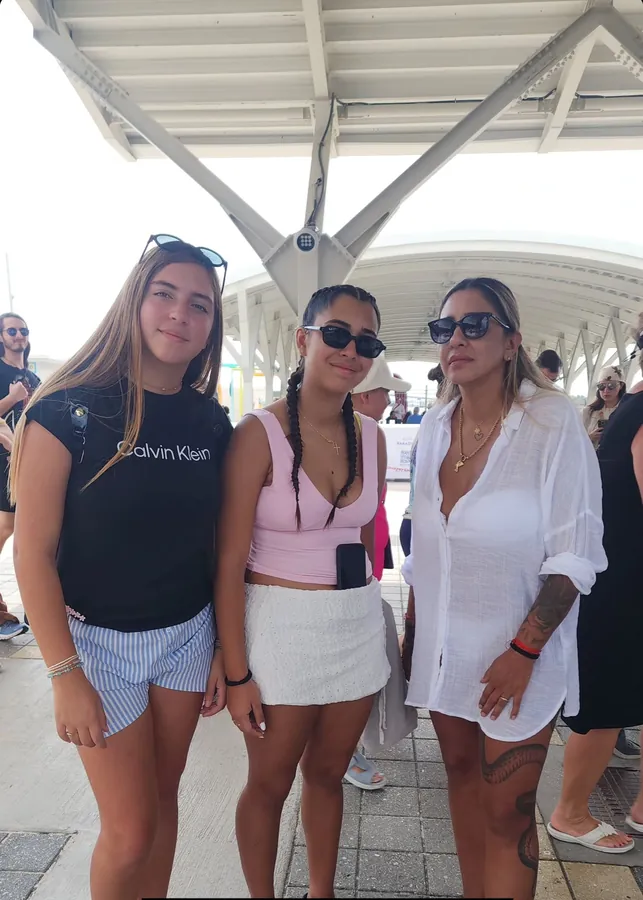 Familia de Colombia tour Nassau